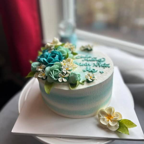 Buttercream flower cake - M4 - Image 4