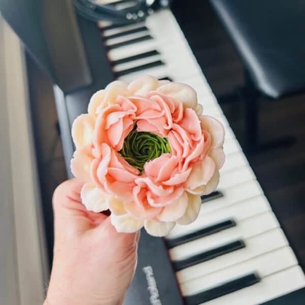 Buttercream flower cake - M3 - Image 2